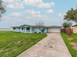 Lake front property- livin' the "simple life" Vida Sencilla