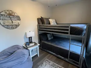 Laketime Cottage Lake Milton Oh. Wifi, Smart TVs Fireplace, Bikes, Paddle Board.