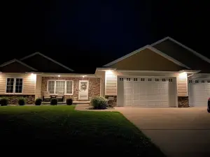 Entertainer's Dream - Quick drive to Lambeau - Hot Tub, Bar, & 85" TV.