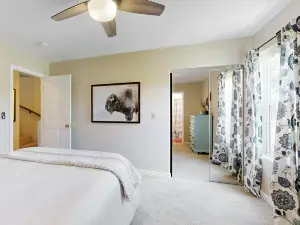 Modern, mountain-view townhome with fireplace & W/D - walk to Riverwalk & park