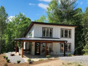 Nook by the Brook- Secluded Luxury Mountain Getaway/ Creek / Fire Pit/5 Min Lake