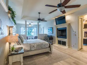 Lakeside Retreat - Private Dock, Kayaks, Lakefront, WiFi