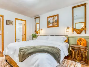Dog-friendly mountain home with private hot tub, fenced yard, deck & W/D