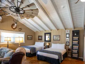 Scenic Hill Country Views and Cozy Amenities - Charming Rustic Retreat