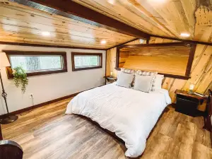 Scenic Deck and Covered Hot Tub - Magical Treehouse Retreat