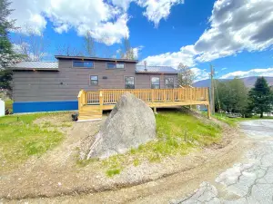 B2 New Awesome Tiny Home with AC Mountain Views Minutes to Skiing Hiking Attractions