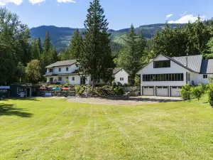 Beautiful Retreat on the banks of the Eagle River