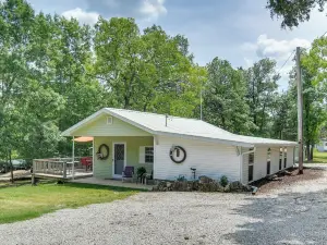 Bull Shoals Lake Home w/ Porch - Steps to Water!
