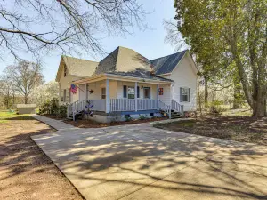 'The Farmhouse' in Fort Lawn w/ Fire Pit & Deck!