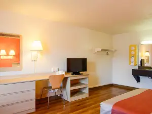 Motel 6 Leominster, MA