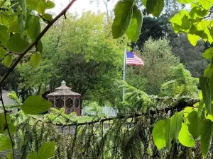 Large 1 Br Cottage, King Bed on the Lake