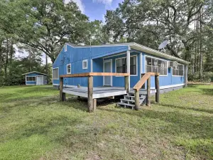 Waterfront Sopchoppy Hideaway w/ 2 Kayaks!