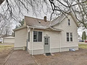 Charming Home < One Block to Lake Superior!