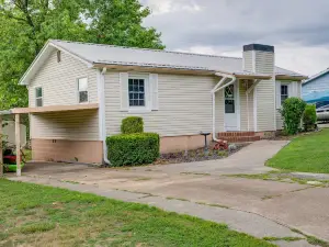 Quaint Warsaw Getaway w/ Covered Porch & Kayaks!