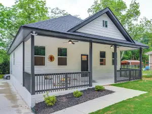 Pet-Friendly Hogansville Home Walk to Downtown!