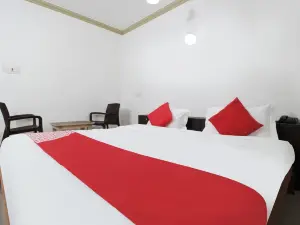 OYO Flagship East Lodge