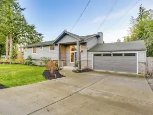 Lakefront Gem: Balcony, Fire Pit & Yard in Everett