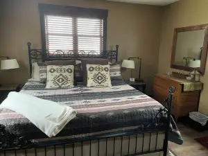 Relax by the fireplace, enjoy our quiet countryside 1-bedroom