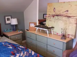 UPPER 3 rm.  studio B&B steps from beach & farm markt/shop'g.; dogs ok w/fee.