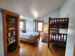 Lakeshore Loft - Spacious Apartment, Walking Distance to Private Beach Access