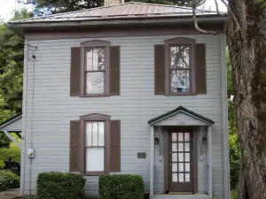 1800's Patriot House Tappan Lake Deersville wifi, private yard Trailer Parking