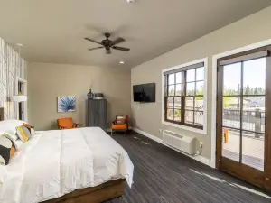 Ski Inn Taphouse Hotel