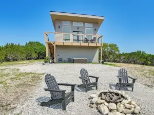 Hot Tub & Valley Views: Hidden Gem in Texas