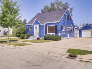 Cozy Wisconsin Abode Walk to Lake Michigan!