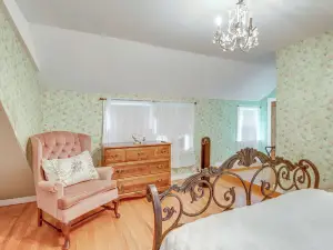 Cozy Vacation Rental Home Near Lake Winnipesaukee!