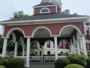 Charming 2-bedroom house in Princeton with 2 queen beds, full kitchen and porch!