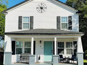 3-bedroom 3 bathroom house with full kitchen in charming Pembroke with AC, WiFi.