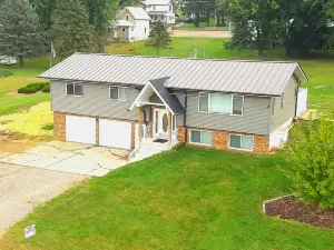 Hot-tub/King Bed/Snowmobile Trail @ The Hemlock