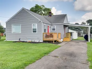 Deck & Patio: Inviting Abode in Natrona Heights!