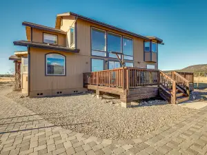 Scenic Flagstaff Home w/ Hot Tub & Mountain Views