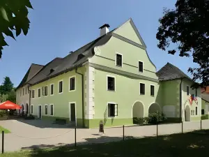 Rožmberský dvůr