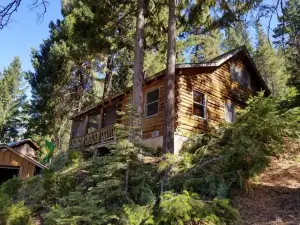 Lakefront views!! Rustic Log Cabin Getaway