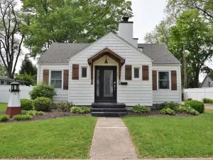 Beachside Cottage- 1 min walk to sand and surf
