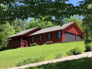 3 Bedrooms/2 Baths-Private Lake House in Garland Bend with hot tub & fire pit