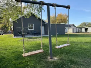 Starry Knight Retreat - spacious 4-bedroom house in charming Ririe with AC, WiFi