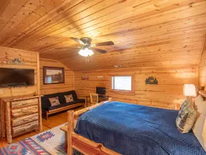 Adventure Cabin! Fire Pit, State Park, Fishing, Mtn Views, Hot Tub, WiFi