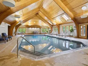 Charming Highridge Condo F2: Access to Pool, Hot Tub, and More!