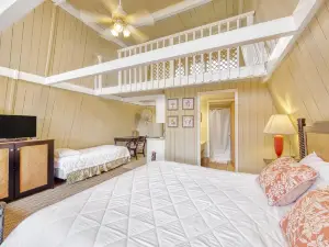 Centrally-Located Studio w/Free WiFi, Shared Pool, Grills, & Kitchenette
