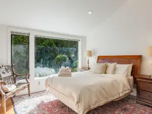 Stunning Cascade Views and Lush Garden - Charming Wine Country Haven