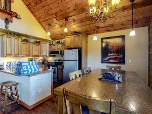 Secluded Mountain Escape W/ Private Hot Tub, Full Kitchen, free WiFi, & More