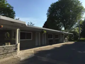 Nightshade Inn & Gardens