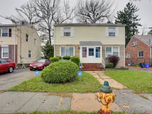 Newark Home w/ Deck & Fire Pit, 16 Mi to NYC!