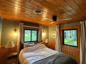 Rustic-Modern Lake Huron Retreat: 3BR Sleeps 10, Sandy Beach in Tawas / Au Gres!