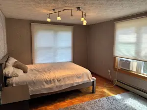 Cozy 3-bedroom house in gorgeous Manchester with WiFi, AC