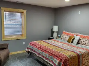 Three Bear Hideaway - Spacious 2 bed + Loft cabin in relaxing, convenient spot!