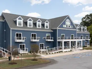 Boardwalk Hotel on Lake Anna by Kasa